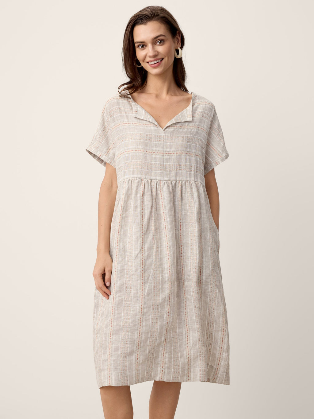 Vestido midi de lino fruncido con dobladillo y cuello partido SYDNEY
